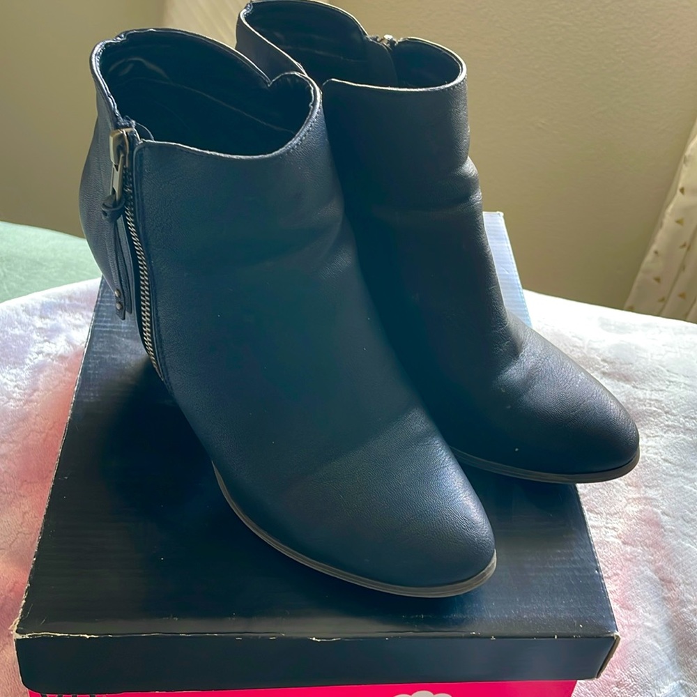 Black bootie perfect to dress up any outfit